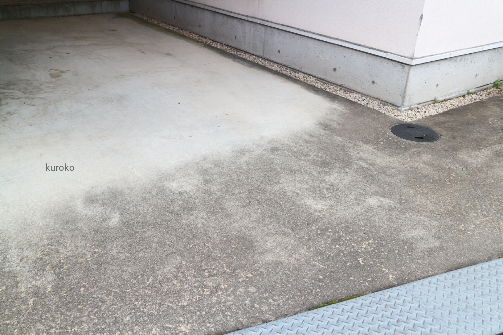 駐車場のコンクリートに付いた長年の汚れ