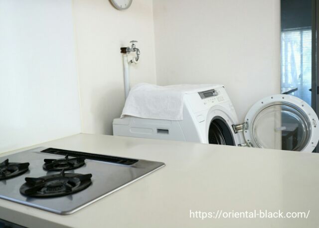 キッチン側から見た洗濯機の画像